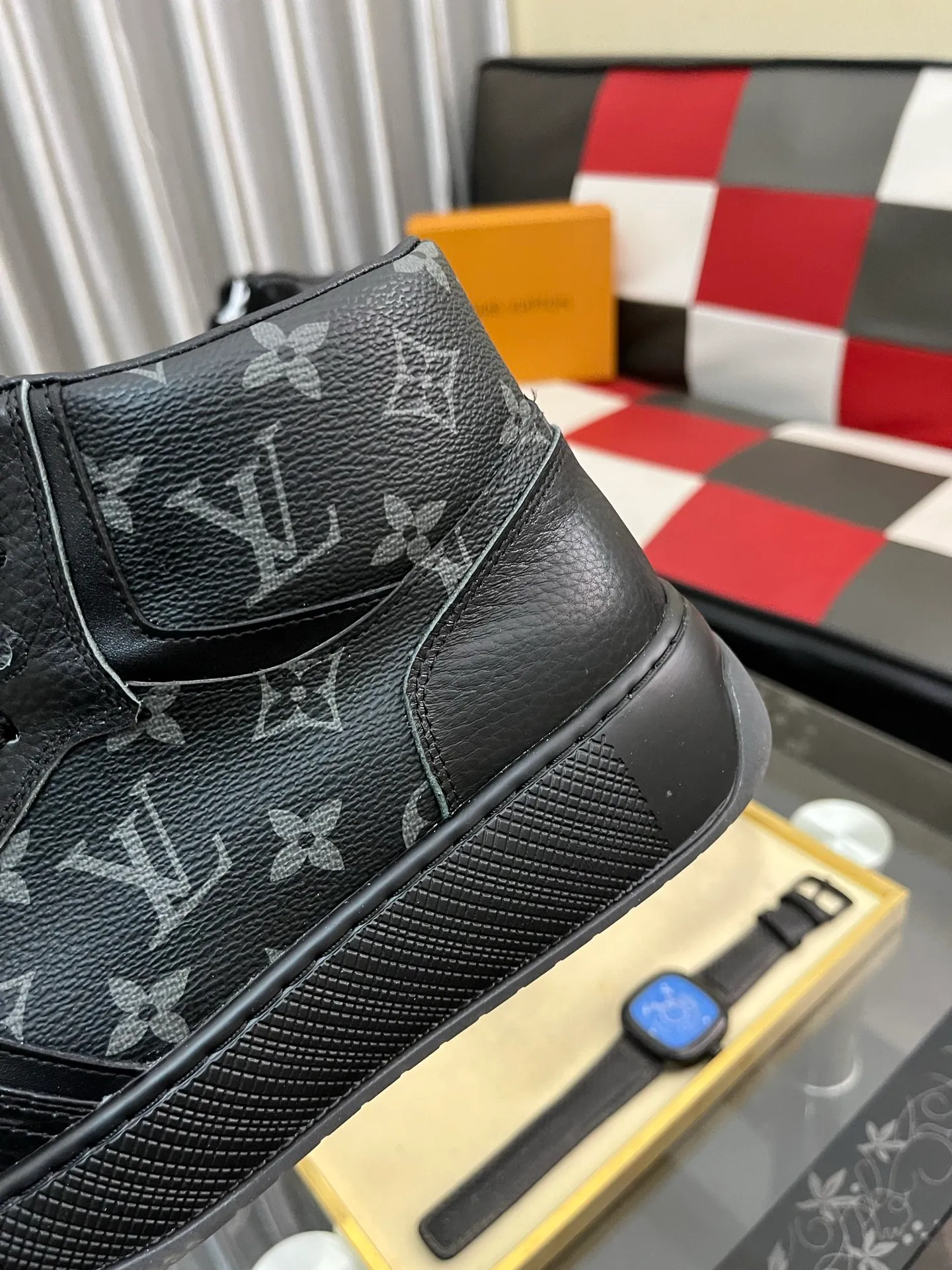 Ex-factory price: 438⌚️⌚️[LOUIS VUITTON] Same style as Louis Vuitton* official website 🚹Men's high-top casual shoes❤️Same style as popular celebrities and big names ~ Best-selling at home and abroad Lv focuses on the checkerboard series...Imported first-layer cowhide with special fabric ➕Full cotton, code number: 38-443️⃣Colors available